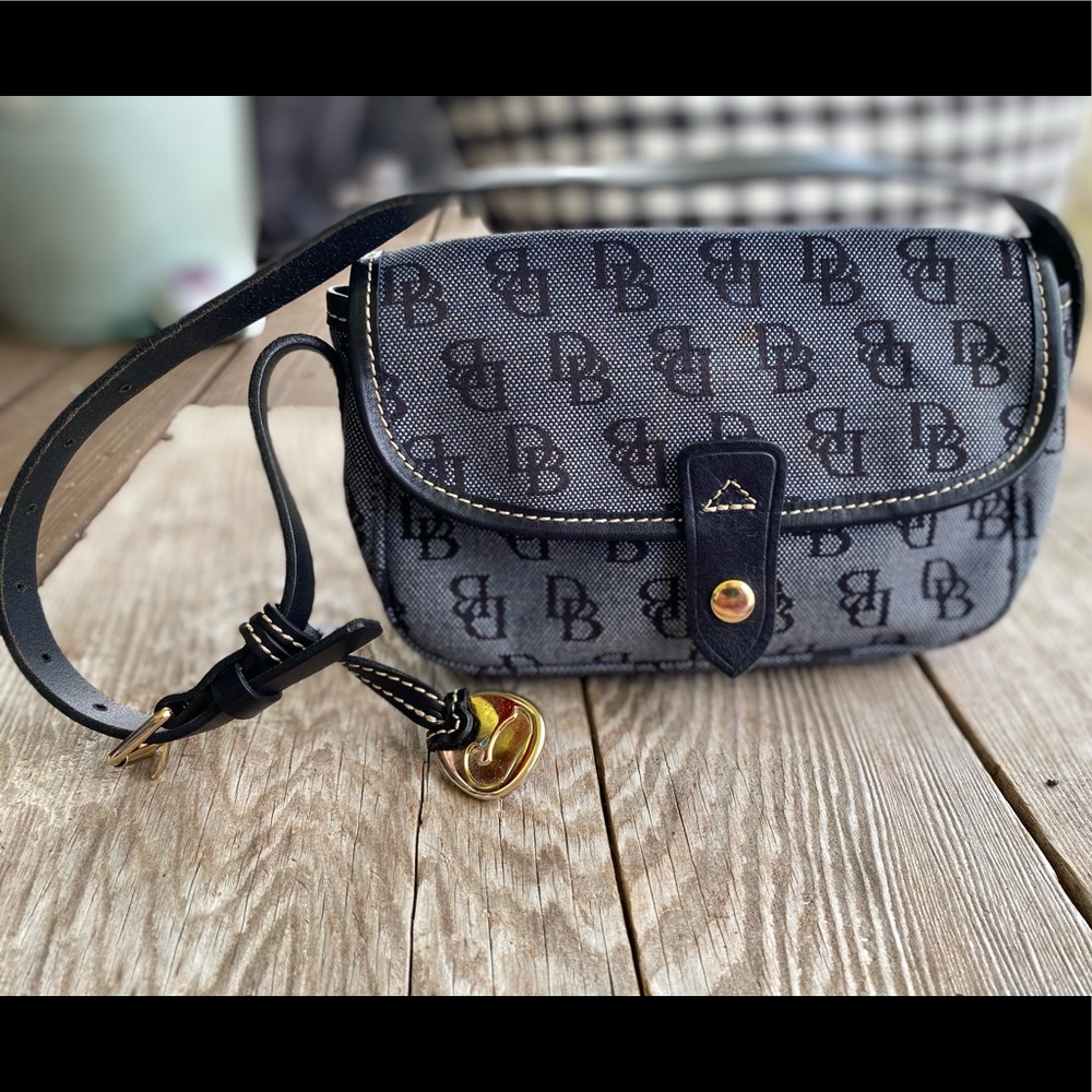 Cute Dooney & Bourke shoulder bag
